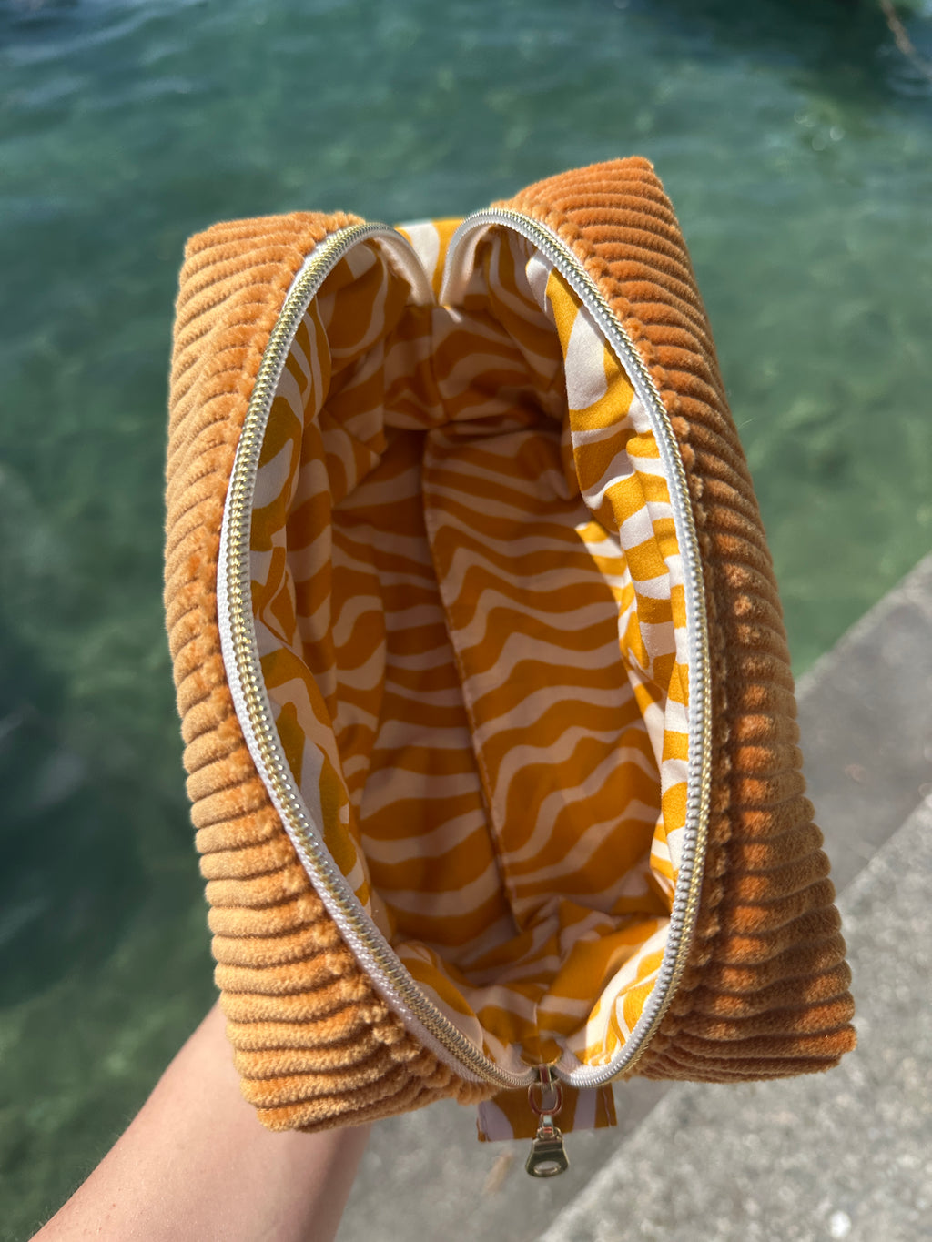 Trousse velours or