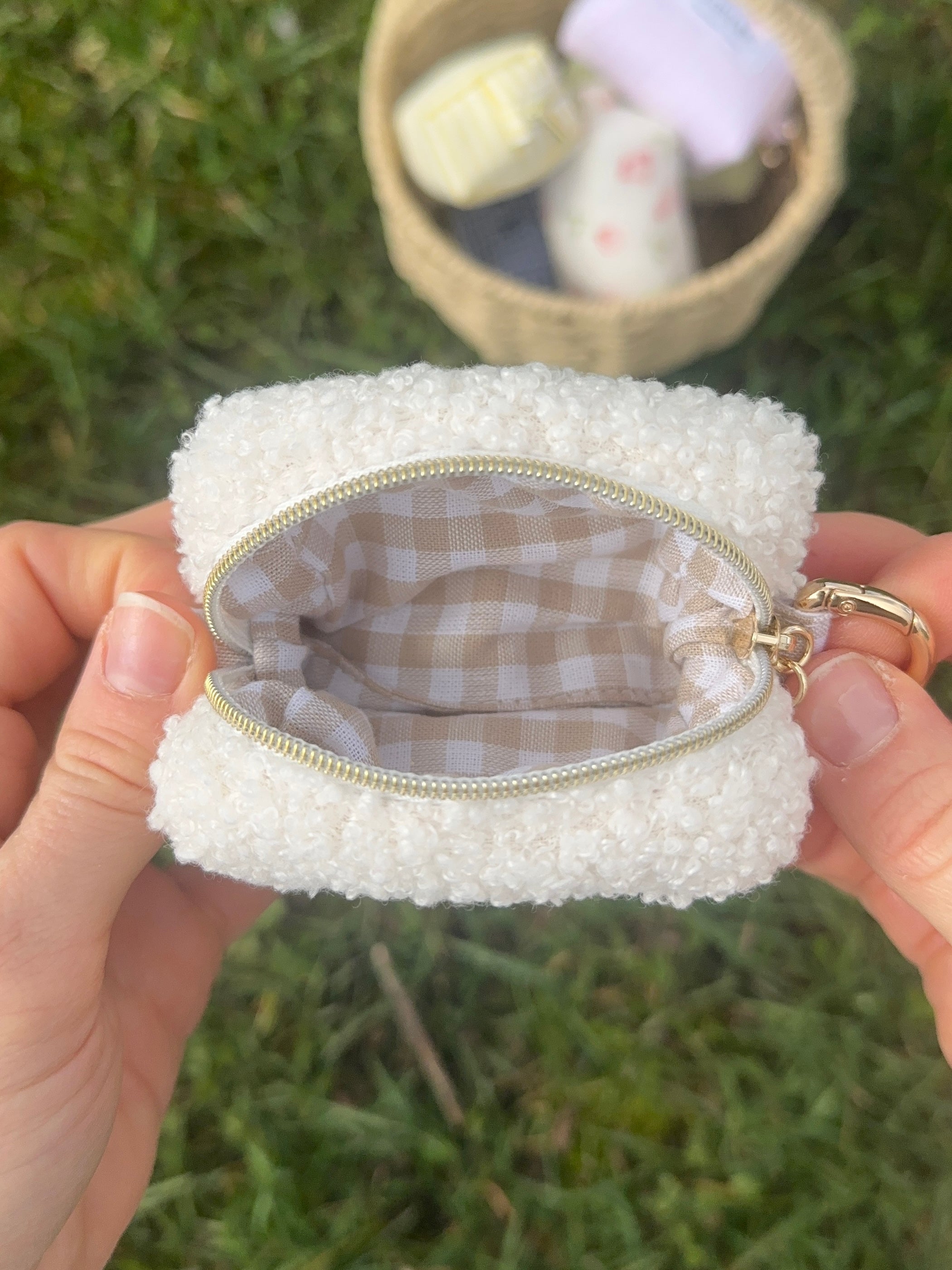 Mini trousse écouteurs bouclette blanche