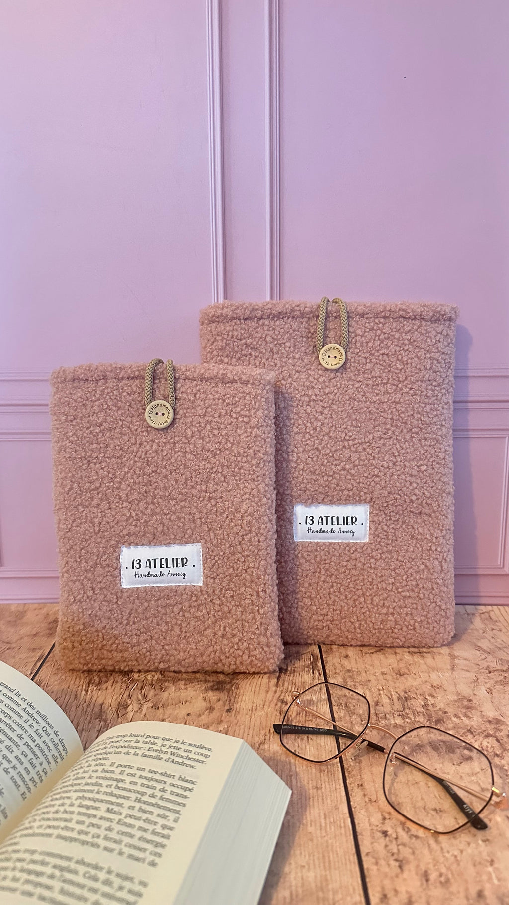 Pochette à livre bouclette rose