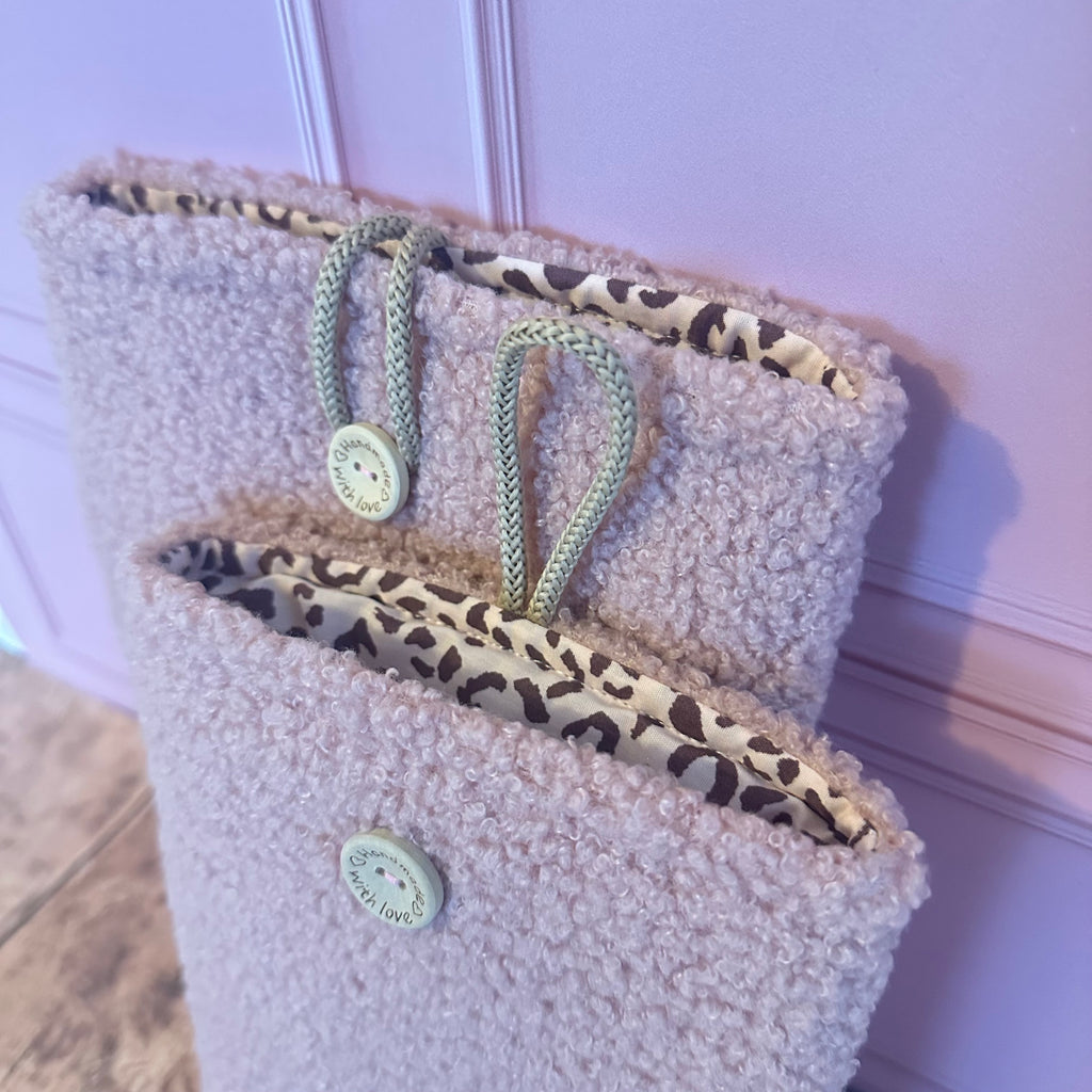 Pochette à livre bouclette rose